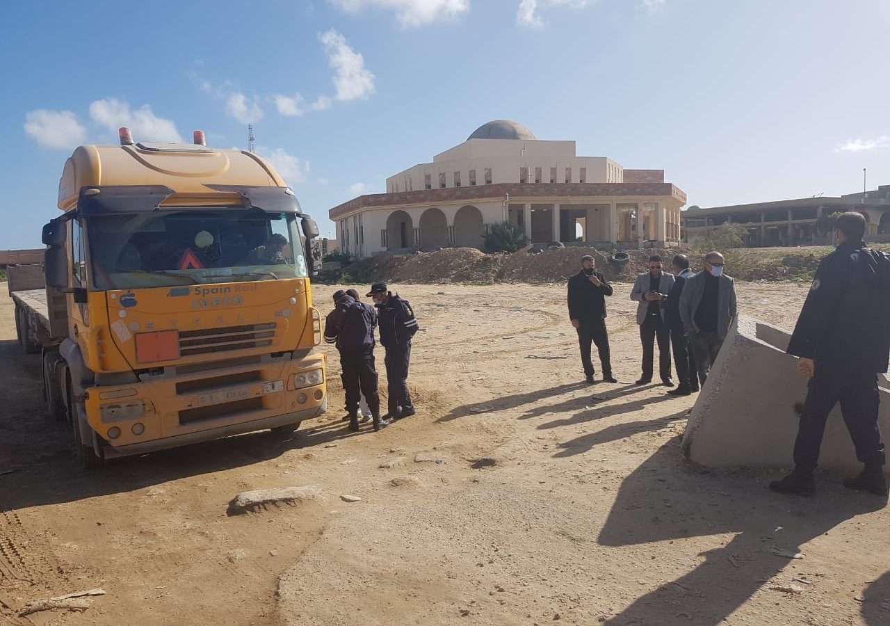 320 شاحنة تعبر إلى الأراضي التونسية عبر راس الجدير(صور)
