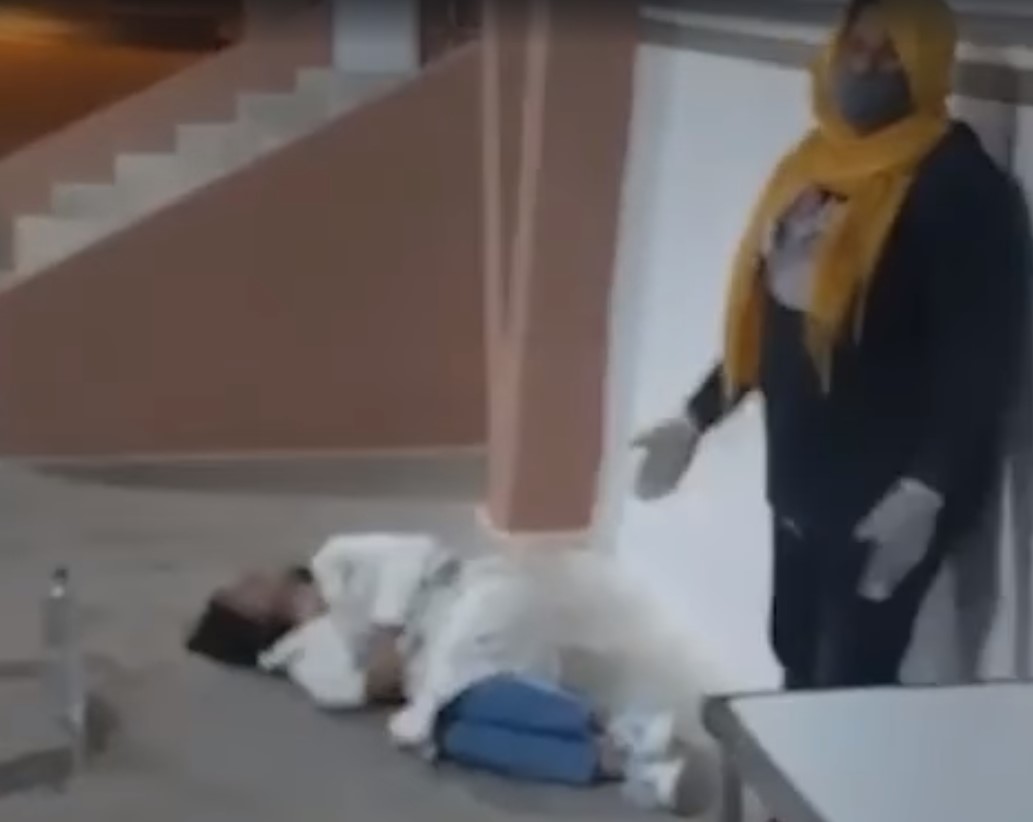 شاهدوا الفيديو الصادم.. تلميذة يشتبه في إصابتها بكورونا ملقاة على الأرض