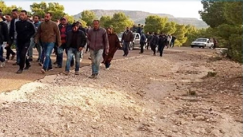 70 من عمال الحضائر يهددون بطلب اللجوء الى الجزائر