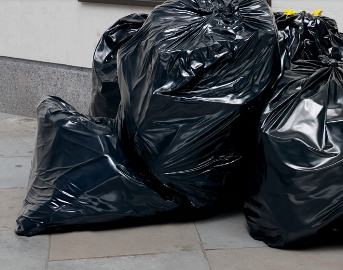 بن قردان: كيس بلاستيكي بـ15 ألف دينار في القمامة يجر صاحبه أمام القضاء