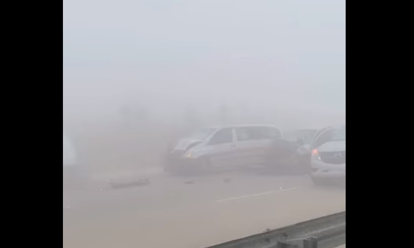 اصطدام بين 9 سيارات بسبب الضباب (فيديو)