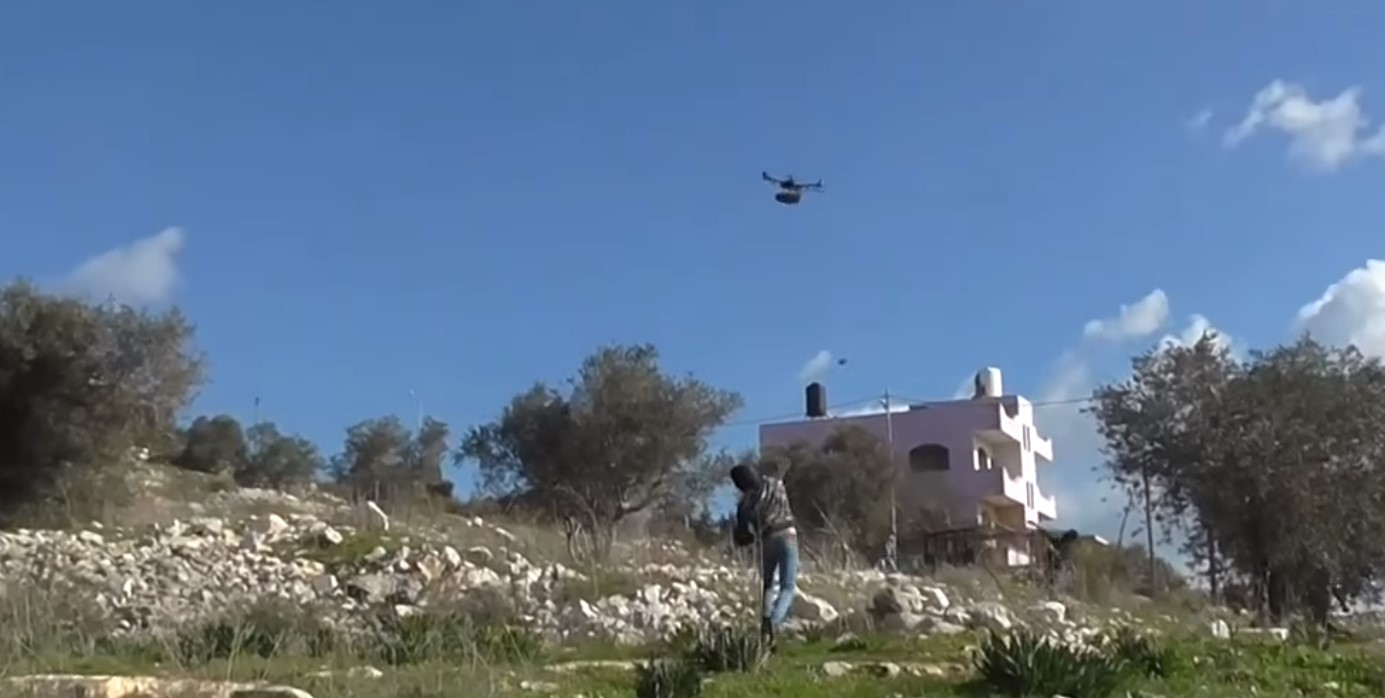شاهد الفيديو: فلسطينيون يسقطون “درون” إسرائيلية بالحجارة