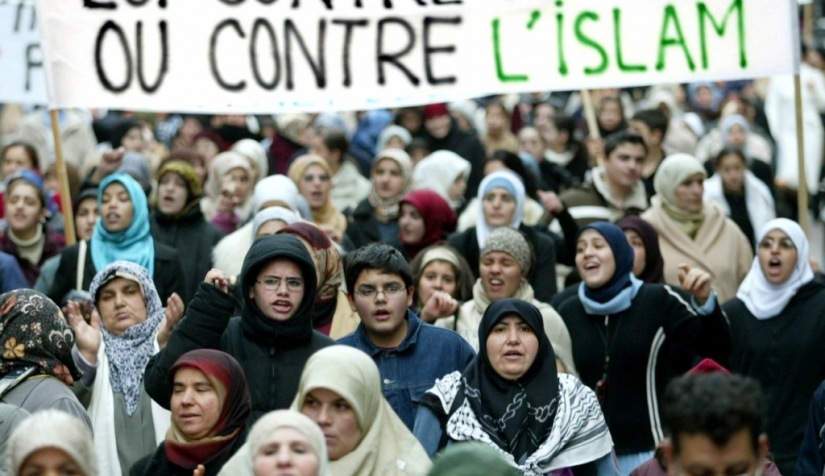 فرنسا/ حملة غير مسبوقة ضد المساجد وإغلاق جمعية مناهضة للعنصرية وللتمييز ضد المسلمين (وثائق)