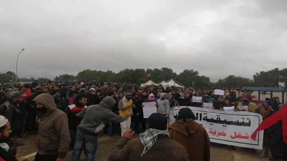 القصرين: المحتجون يقررون إيقاف ضخ البترول في حقل الدولاب