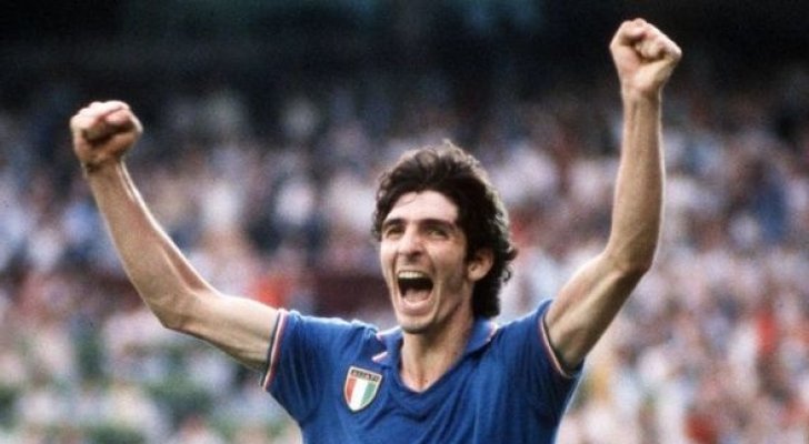 وفاة أسطورة كرة القدم الإيطالية باولو روسّي