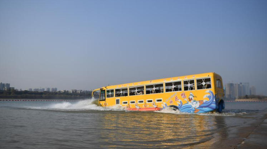 حافلة برمائية في الصين (صور)