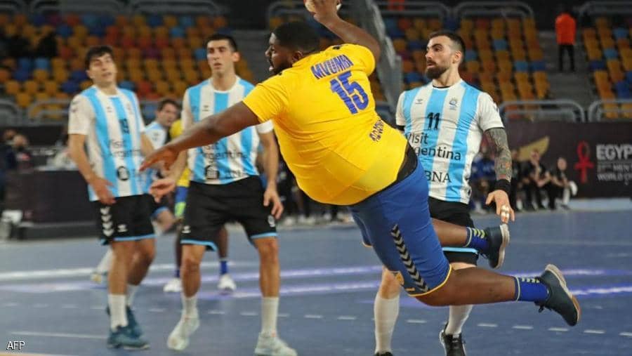 لاعب بدين يثير ضجة في مونديال كرة اليد بمصر