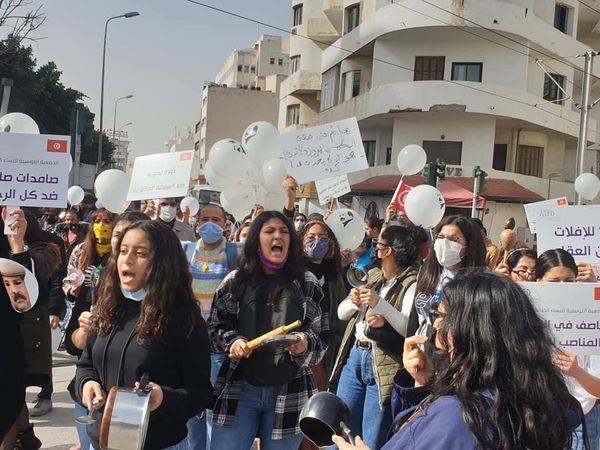 ابنتا الشهيد شكري بلعيد تشاركان في المسيرة(صور)