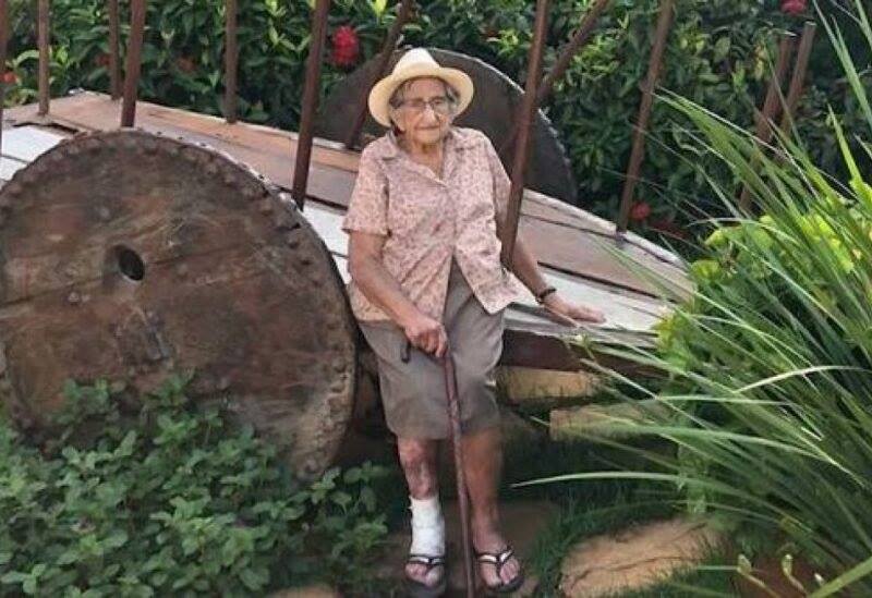 بعد تلقيها لقاح كورونا: صورة تذكارية لمسنة برازيلية تتسبب في فاجعة