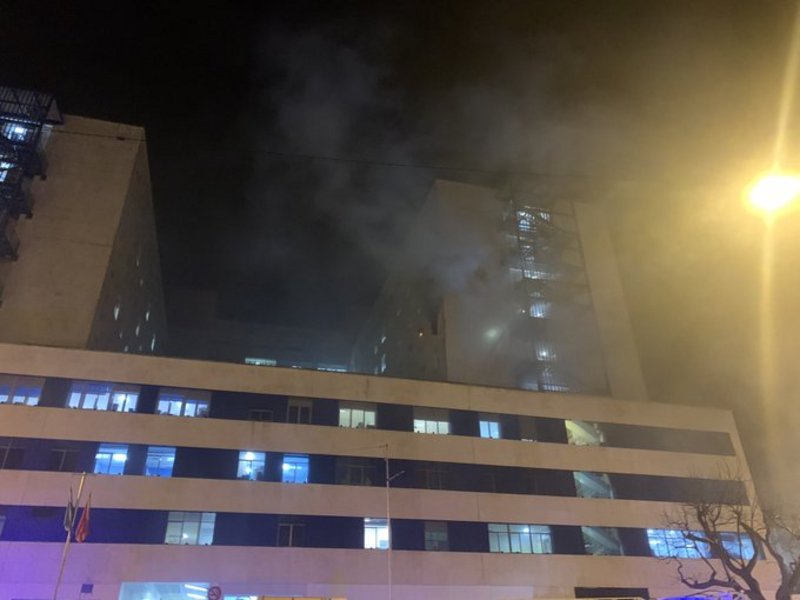 مصاب بكورونا يشعل النار في المستشفى