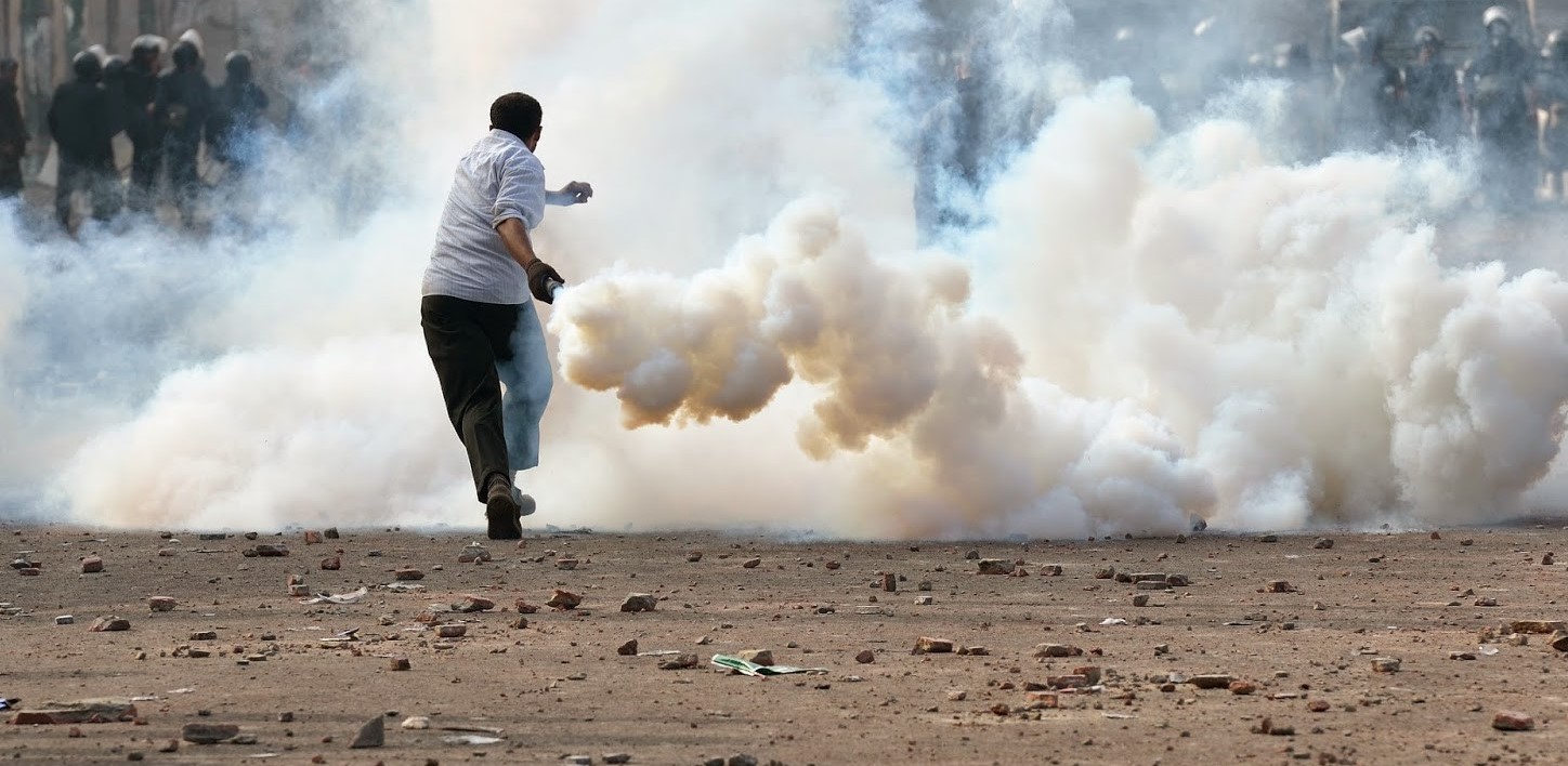 هل تسبب الغاز المسيل للدموع في حرائق بالغابات المحيطة بحقل الدولاب؟
