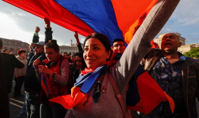 رئيس حكومة أرمينيا يعلن عن محاول انقلاب ويطيح بقائد الأركان