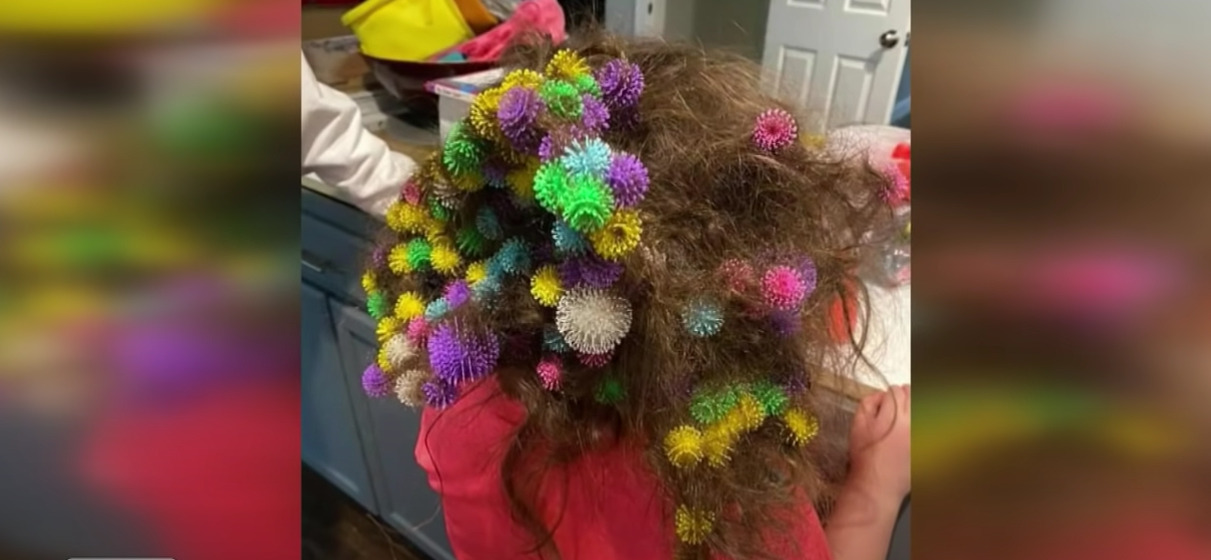 20 ساعة لتخليص شعر ابنتها من 150 قطعة ألعاب (فيديو)