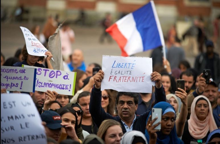 فرنسا: النواب يصوتون على مشروع قانون يستهدف المسلمين