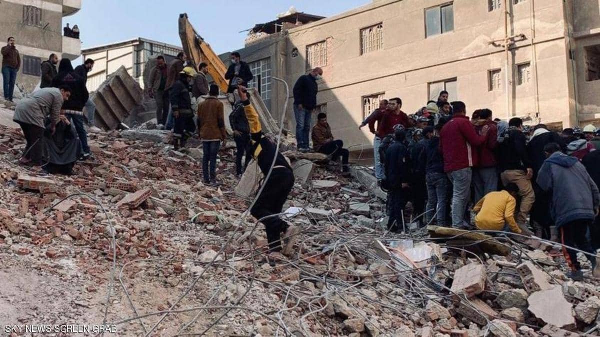 انهيار العمارة في مصر: العثور على أسرة من 5 أفراد تحت الأنقاض