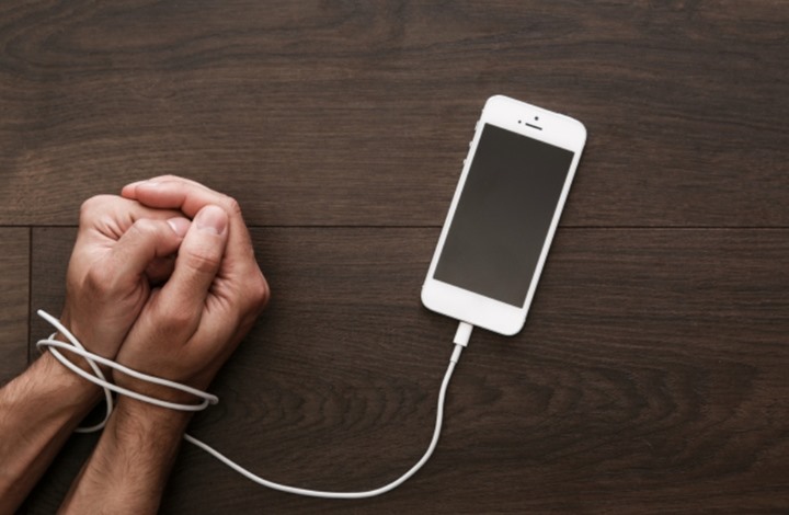 “هاتفي يتحكم بي” كيف يستهلك إدمان الهواتف الذكية حياة الإنسان؟