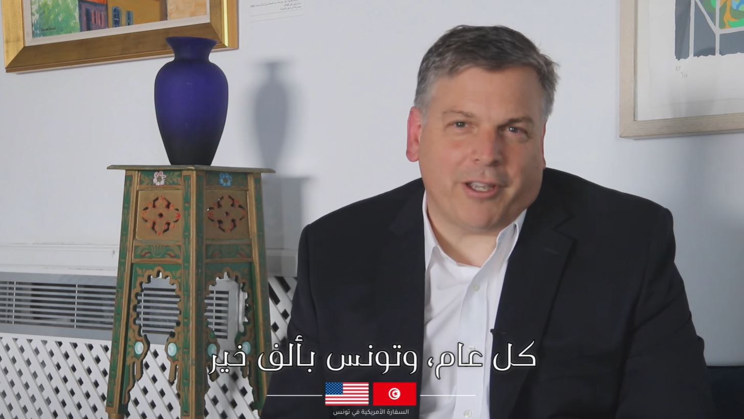 شاهد ..السفير الأمريكي يهنئ تونس ويقرأ أبياتا للشابي (فيديو)