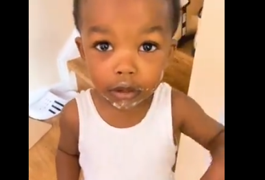 فيديو مضحك: طفل ينفي بثقة تناول “الكب كيك” رغم آثاره على فمه ويديه