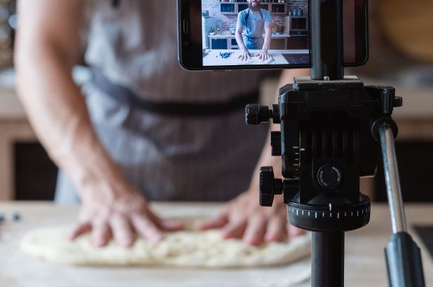 بعد 8 سنوات من الهرب : فيديو للطبخ يتسبب بإلقاء القبض على عضو المافيا الإيطالية (فيديو)