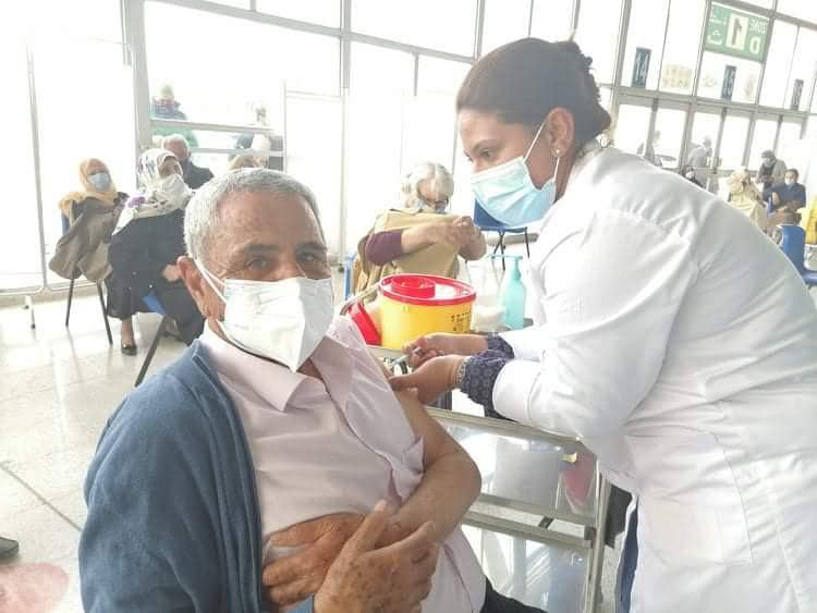 محمد القمودي يتلقى اللقاح المضاد لكورونا