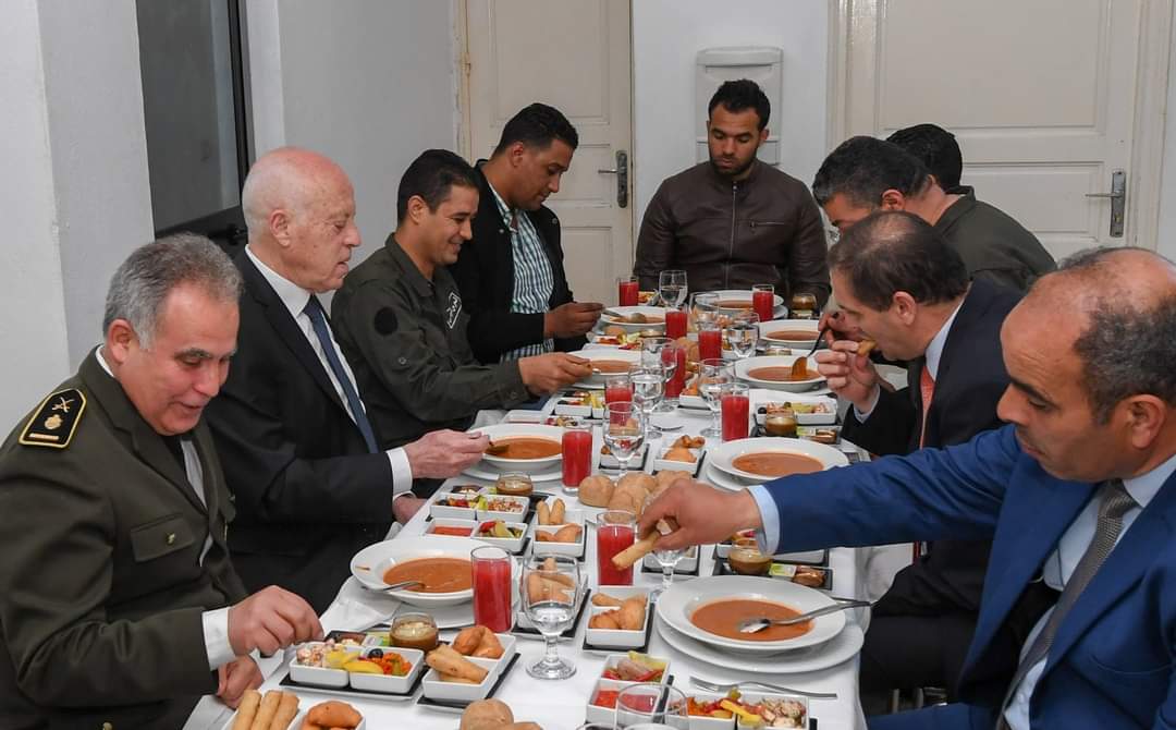 حي التضامن: رئيس الجمهورية يشارك أعوان الحرس مأدبة الإفطار
