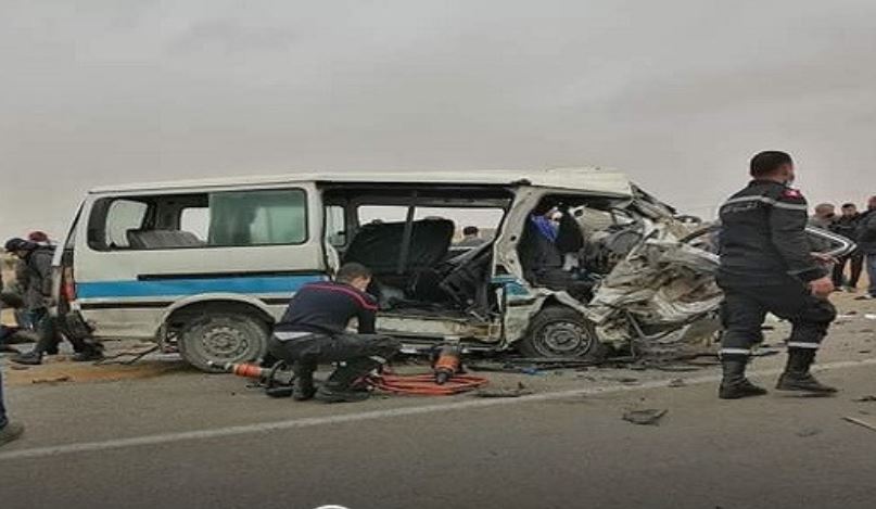 قتلى وجرحى في اصطدام بين “لواج” وشاحنة بين الحنشة وبئر علي بن خليفة