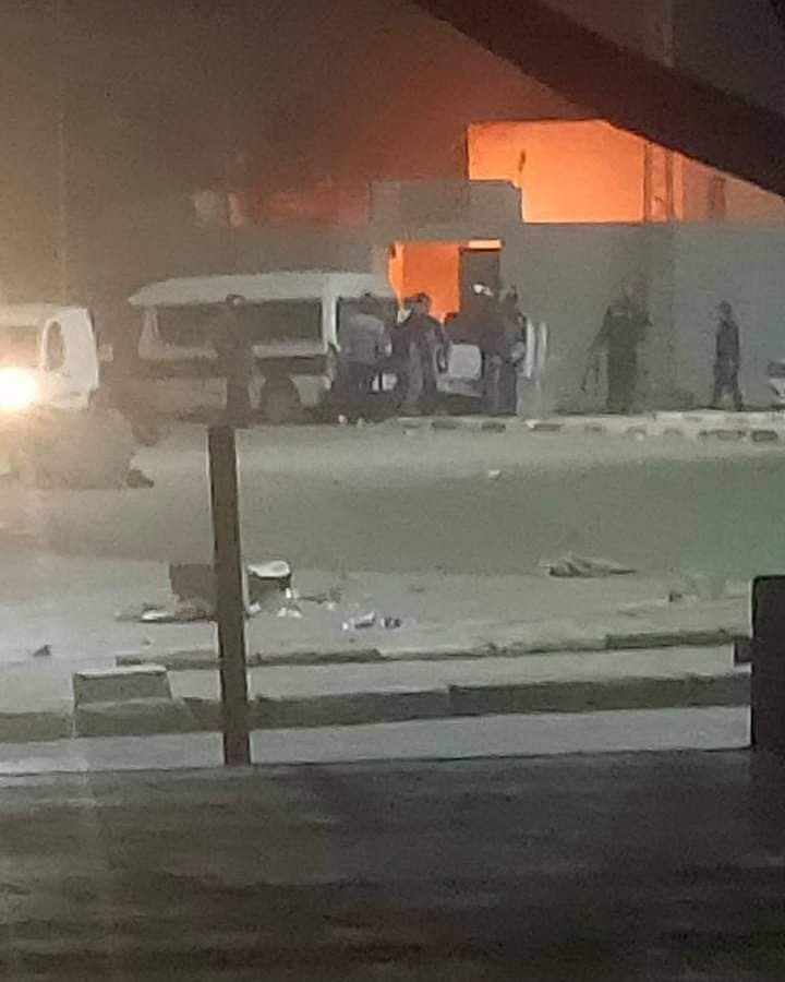 بسبب حادث مرور \مواطنون يعمدون الى حرق مركز شرطة وسيارة أمنية في السواسي