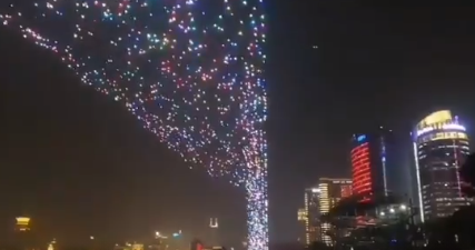بالفيديو : لحظة انطلاق آلاف الطائرات المسيرة في الصين