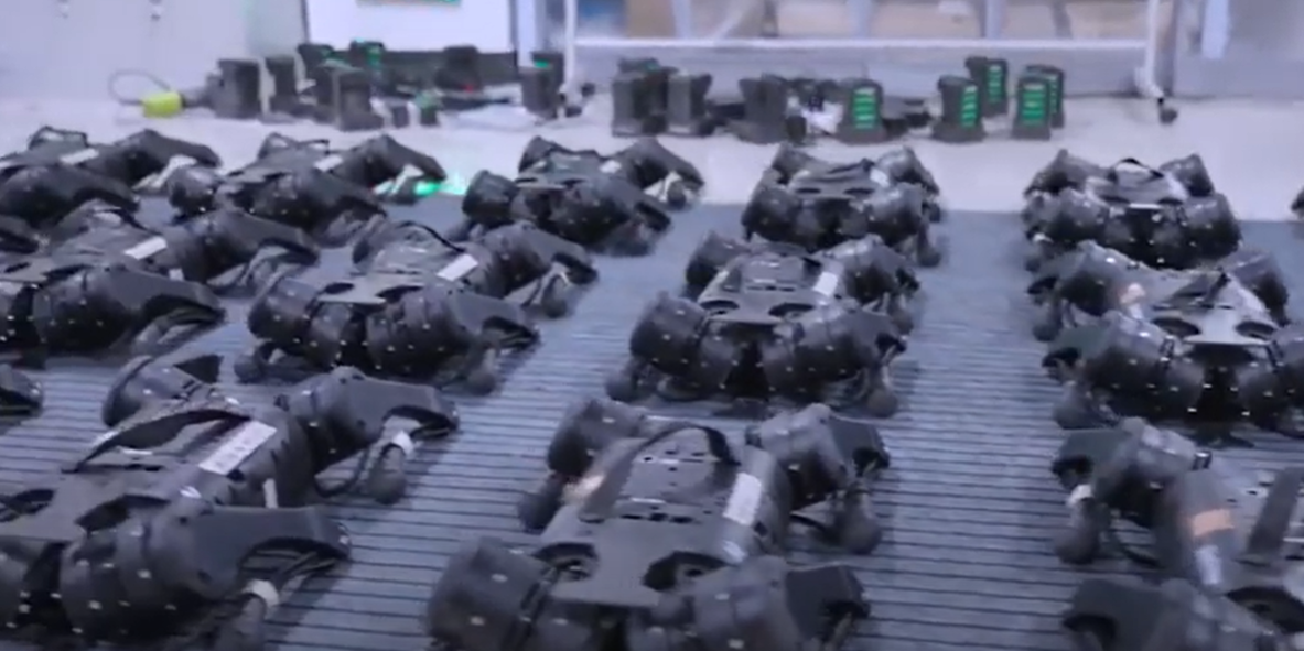 شركة صينية تنشر مقطعا لجيش كبير من الروبوتات (فيديو)