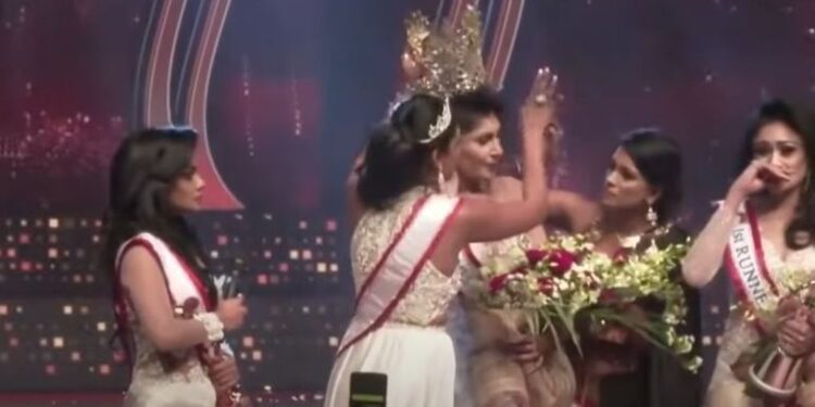 خلاف على التاج يرسل ملكة جمال سريلانكا للمستشفى (فيديو)