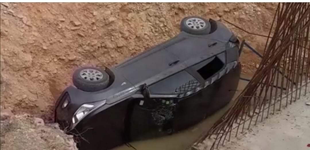 سقوط سيارة مدرب تونسي في حفرة (فيديو)