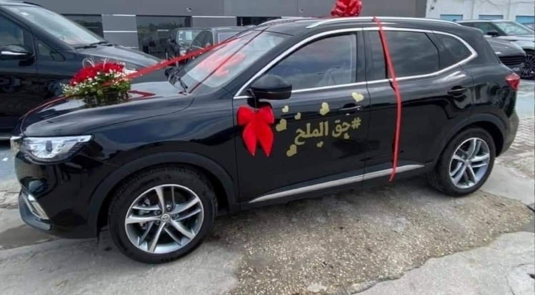 تونسي يهدي لزوجته سيارة هدية ”حق الملح”