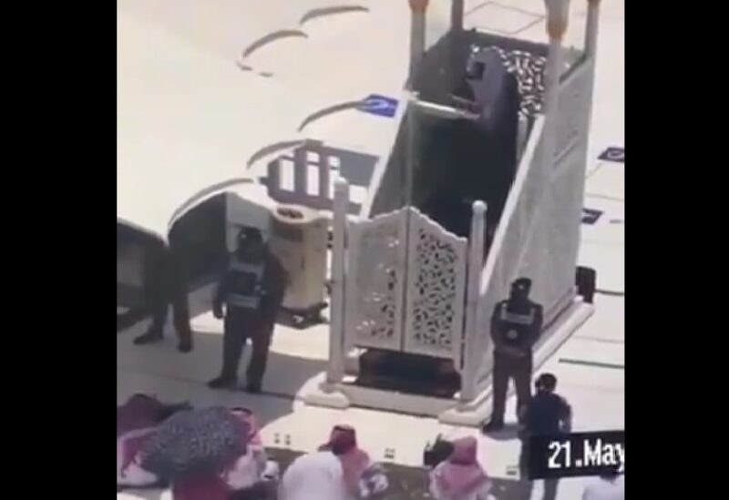 شاهد الفيديو/ القبض على شخص حاول الصعود إلى منبر الحرم المكي أثناء خطبة الجمعة