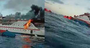 النيران تلتهم سفينة مكتظة بأكثر من 200 راكب(فيديو)