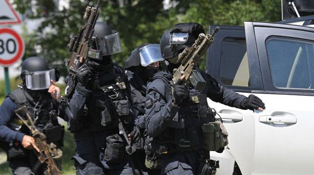 فرنسا: وفاة منفذ علمية طعن ضابطة في الشرطة…
