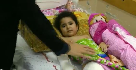 الطفلة الفلسطينية سارة أصيبت بشظايا صاروخ إسرائيلي:”لماذا فعلوا هذا بي”؟ (فيديو)