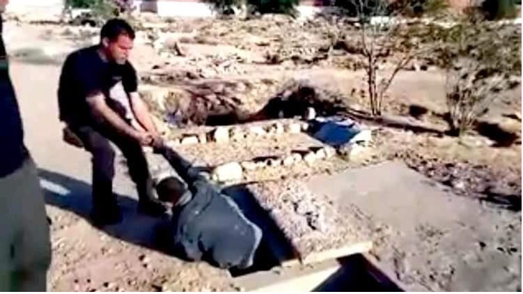 شاهد الفيديو/دفن نفسه في قبر ثم طلب من الحرس نجدته