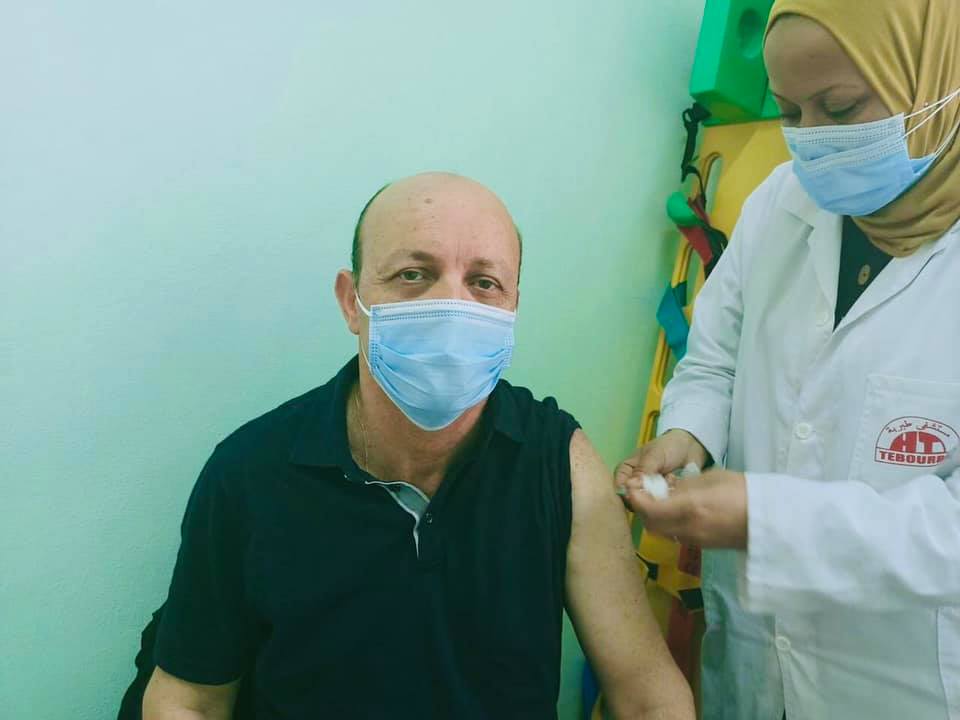 الدكتور رياض دغفوس يتلقى لقاح “استرازينيكا” ويطمئن التونسيين