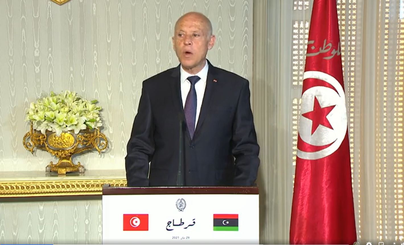 قيس سعيد: الشعبان التونسي والليبي شعب واحد وعائلة واحدة وما يؤلم الليبيين يؤلمنا وما يفرحهم يفرحنا (فيديو)