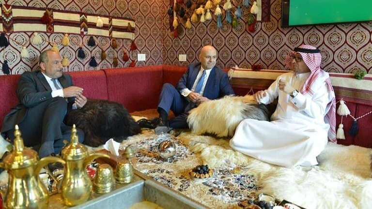 بعد وصف وزير لبناني السعوديين بـ “البدو”: السفير السعودي في بيروت يستقبل زواره في خيمة