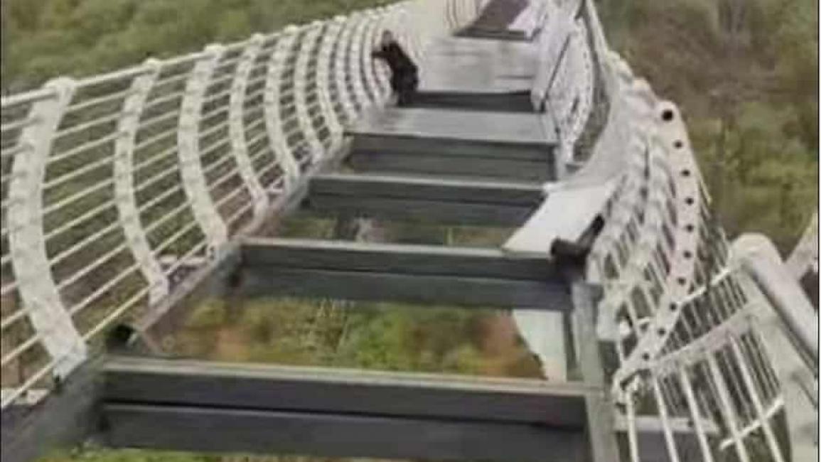 نصف ساعة من الرعب يعيشها صيني اثر تحطم الجسر الذي كان فوقه