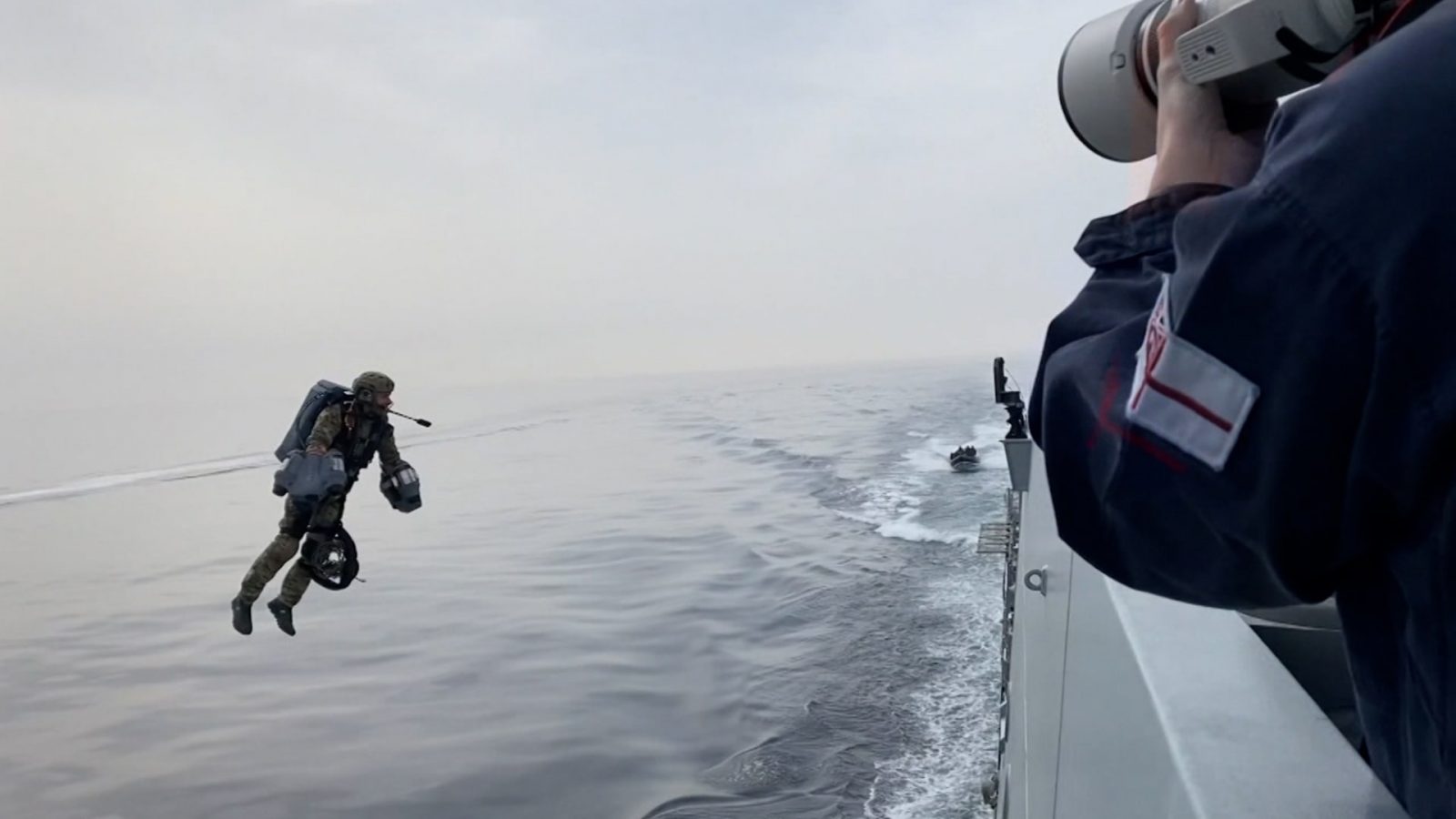 البحرية الملكية البريطانية تختبر بدلة نفاثة تتحدى الجاذبية