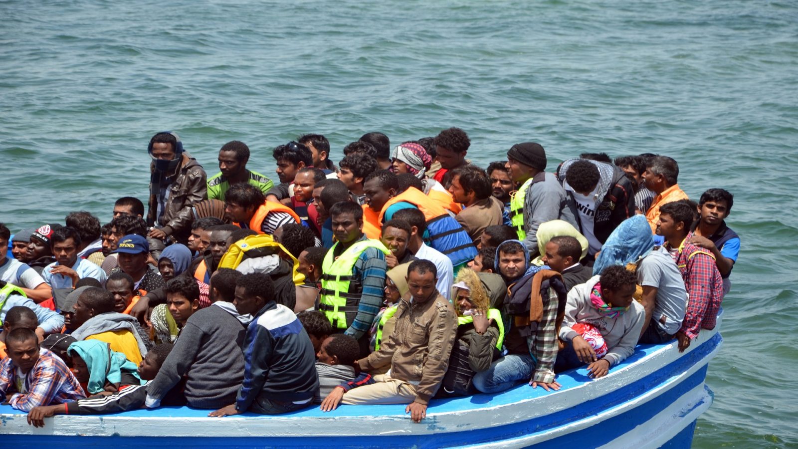 انقاذ 100 مهاجر غير نظامي.. وهذه جنسياتهم