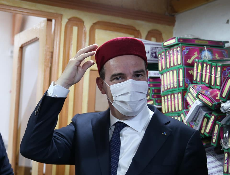 الوزير الأول الفرنسي يلبس الشاشية التونسية