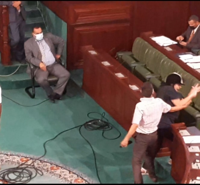 فوضى في مجلس النواب: نائب يعتدي على عبير موسي (فيديو)