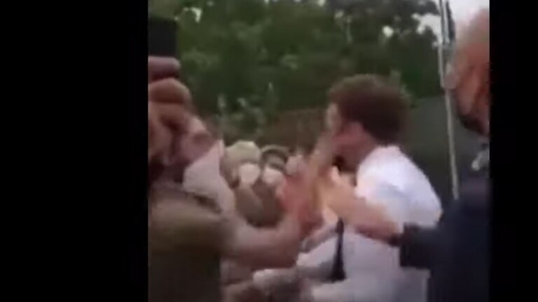 شاهد الفيديو: مواطن فرنسي يصفع ماكرون..
