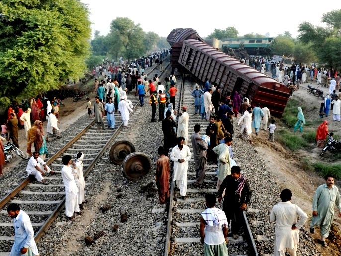 أكثر من 30 قتيلا في اصطدام قطارين بباكستان (فيديو)