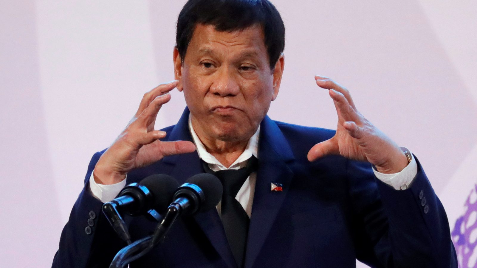 الرئيس الفلبيني للممتنعين عن التلقيح: سأعطيكم لقاح الخنازير