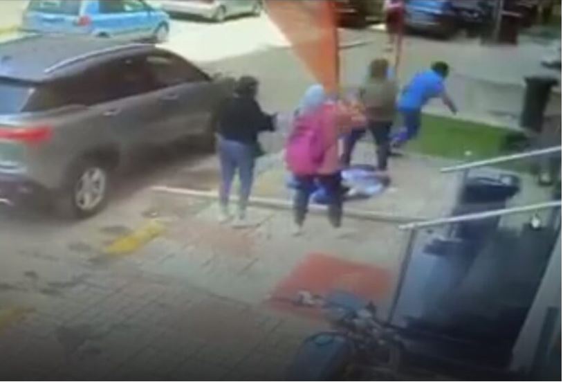 فيديو مريع: لحظة وفاة تلميذة سقط عليها لوح في الشارع