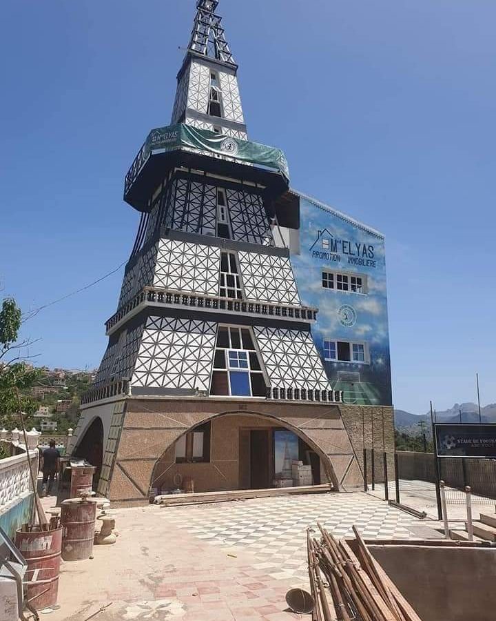 جزائري يصمم منزله على شكل برج “إيفل” (صور)
